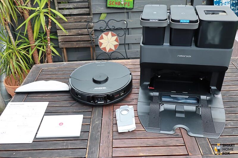 Der gesamte Lieferumfang des Roborock S7 MaxV steht auf dem Tisch